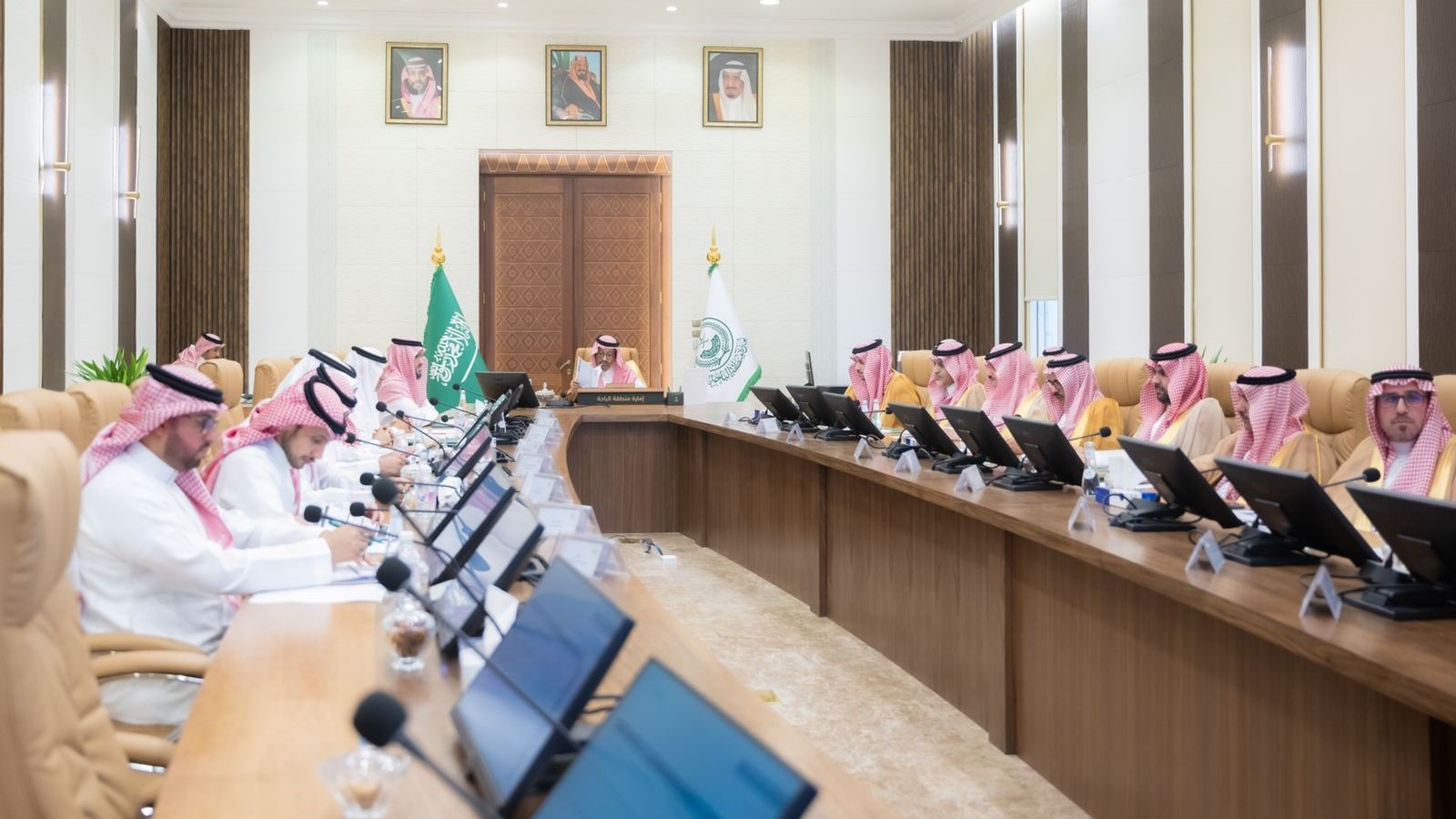 سمو أمير منطقة الباحة يترأس إجتماع محافظي المحافظات ويوجه بتسهيل الخدمات المقدمة للمواطنين