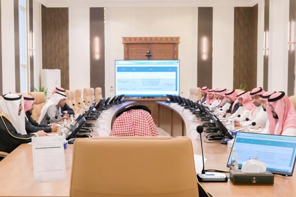 سمو أمير الباحة يناقش خدمات ومشاريع فرع وزارة البيئة والمياه والزراعة بالمنطقة
