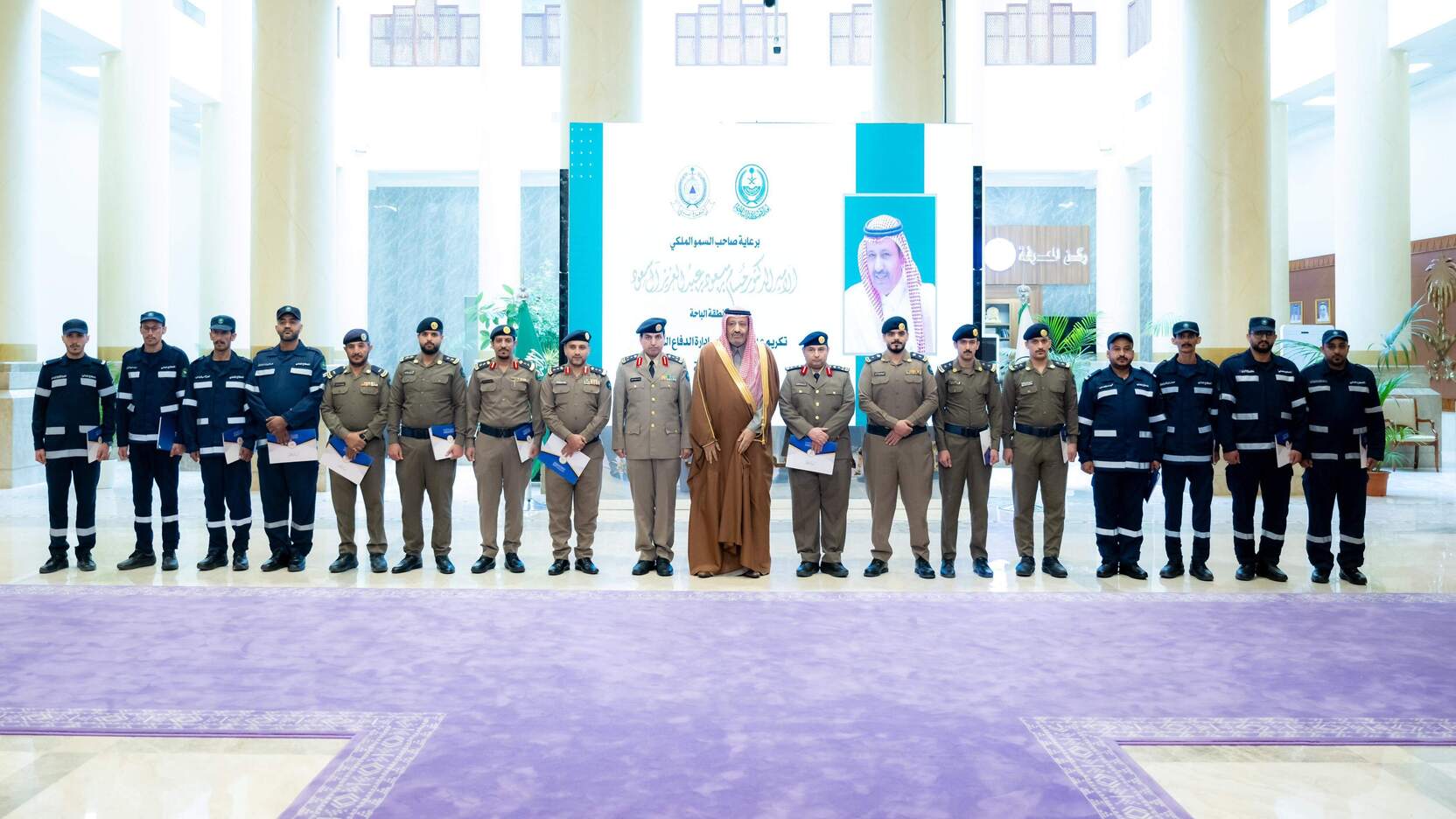 سمو الأمير حسام بن سعود يكرّم عدداً من منسوبي الدفاع المدني في الباحة