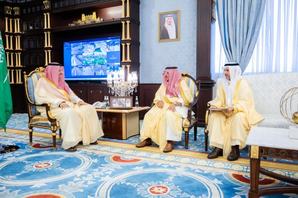 سمو الأمير حسام بن سعود يطلع على سير العمل في جائزة الباحة للإبداع والتميز