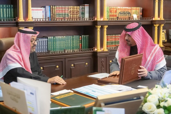 سمو أمير منطقة الباحة يستقبل محافظ المندق ويطلع على تقرير الأعمال المنجزة وخطة العمل لعام2024م