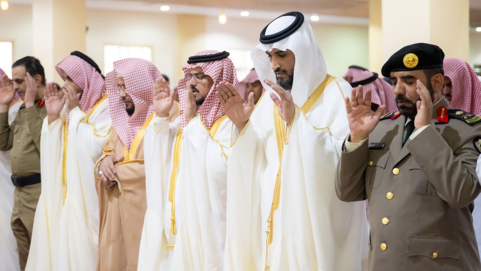 وكيل إمارة منطقة الباحة وجمع من المواطنين يؤدون صلاة عيد الأضحى المبارك