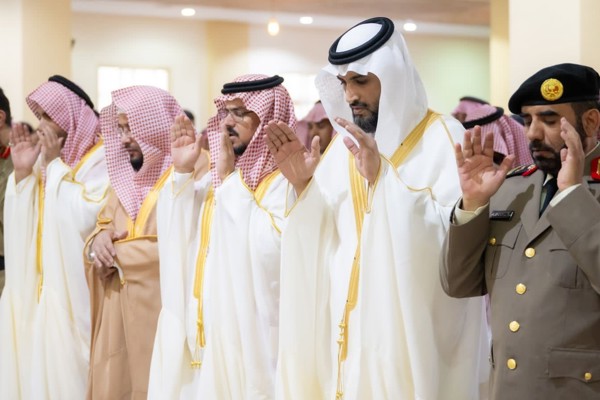 وكيل إمارة منطقة الباحة وجمع من المواطنين يؤدون صلاة عيد الأضحى المبارك