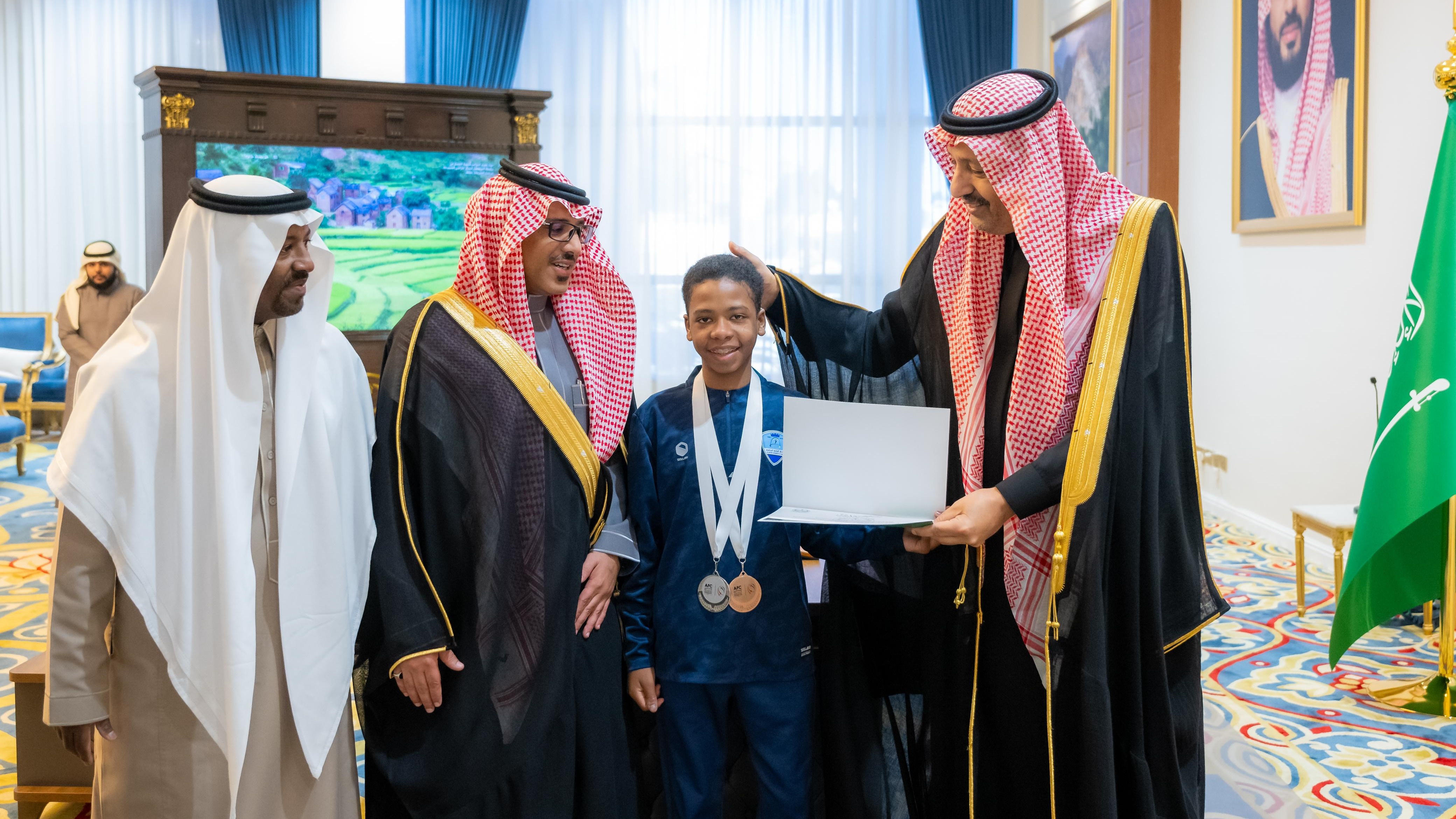 سمو أمير منطقة الباحة يستقبل اللاعب مشاري الخمري بعد تحقيقه للميدالية الفضية في البطولة العربية بمملكة البحرين