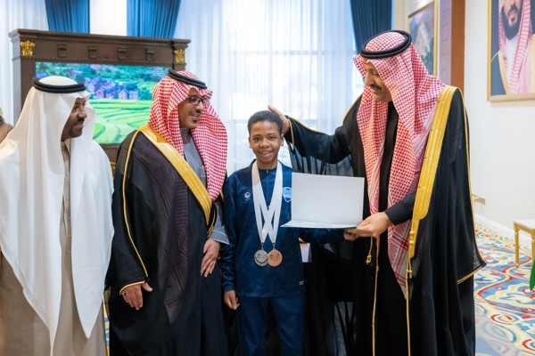 سمو أمير منطقة الباحة يستقبل اللاعب مشاري الخمري بعد تحقيقه للميدالية الفضية في البطولة العربية بمملكة البحرين