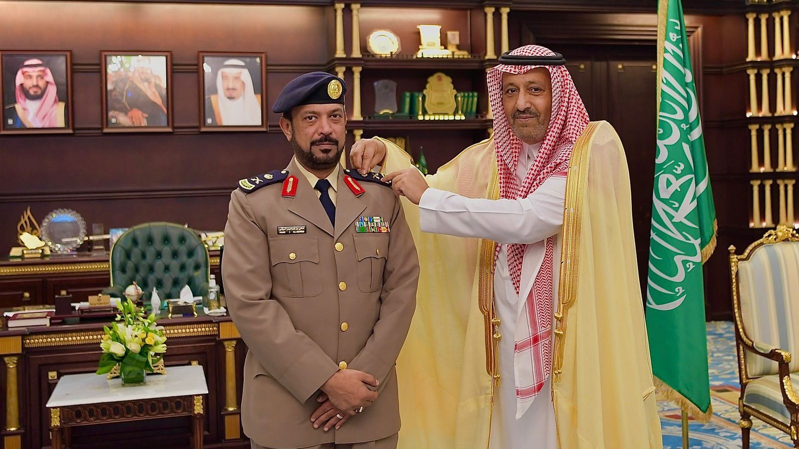 سمو أمير منطقة الباحة يقلد مدير الدفاع المدني بالمنطقة رتبته الجديدة “لواء”