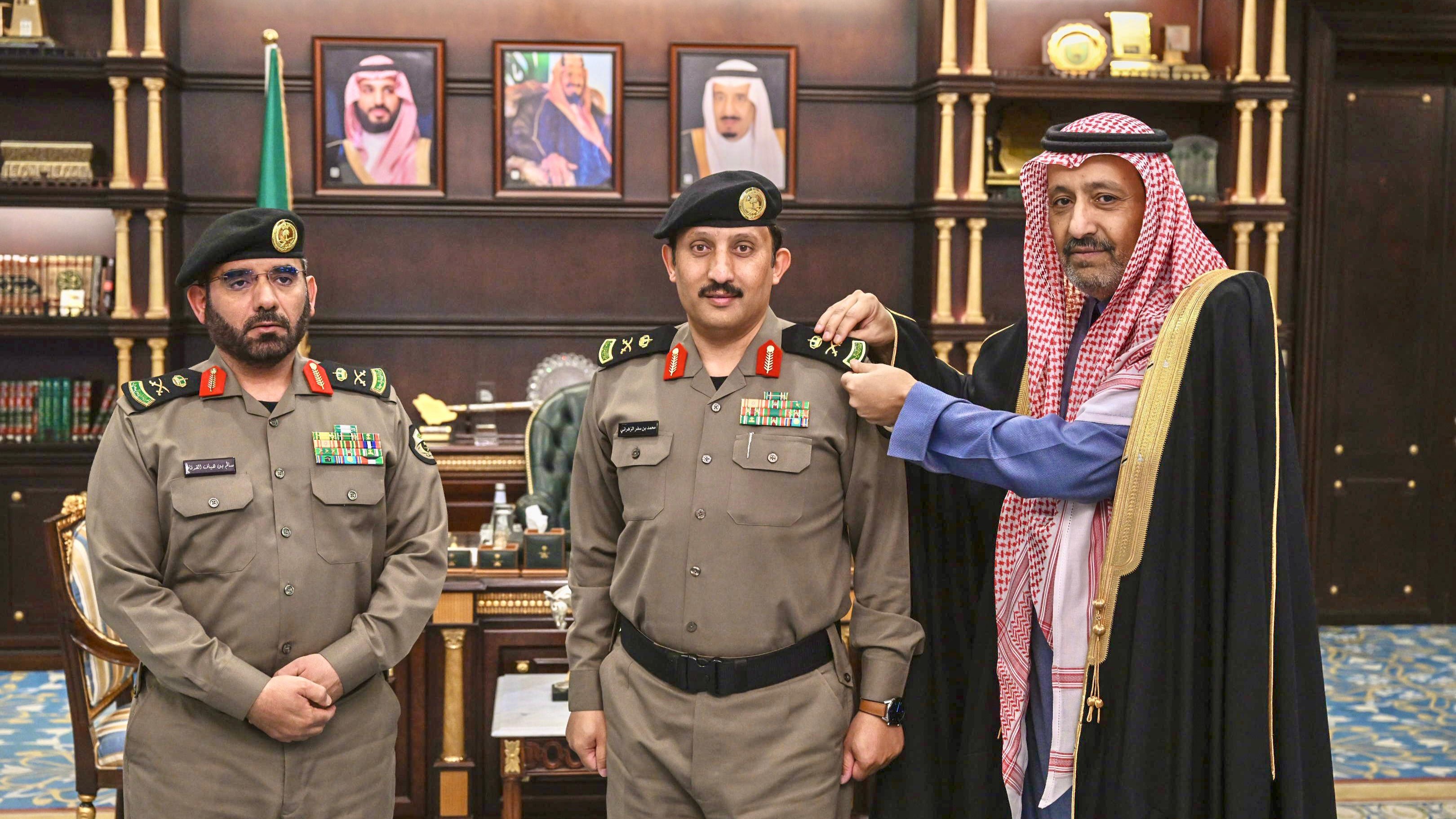 سمو الأمير حسام بن سعود يقلد مساعد مدير شرطة منطقة الباحة لشؤون الأمن رتبته الجديدة