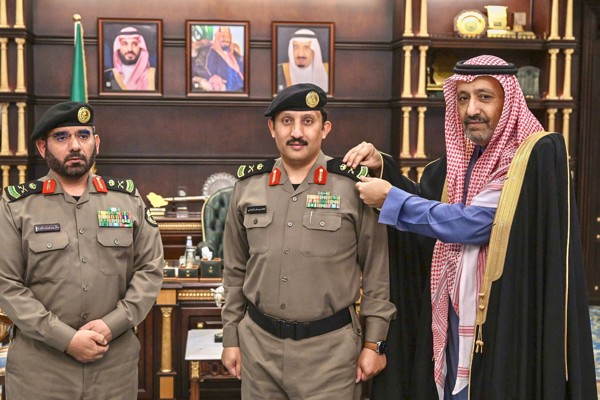 سمو الأمير حسام بن سعود يقلد مساعد مدير شرطة منطقة الباحة لشؤون الأمن رتبته الجديدة