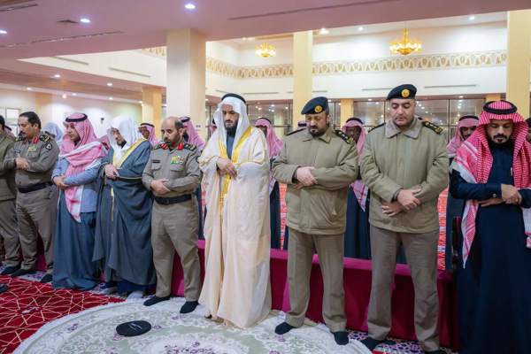 وكيل إمارة منطقة الباحة يتقدم المصلين لأداء صلاة الإستسقاء بجامع الملك فهد بمدينة الباحة