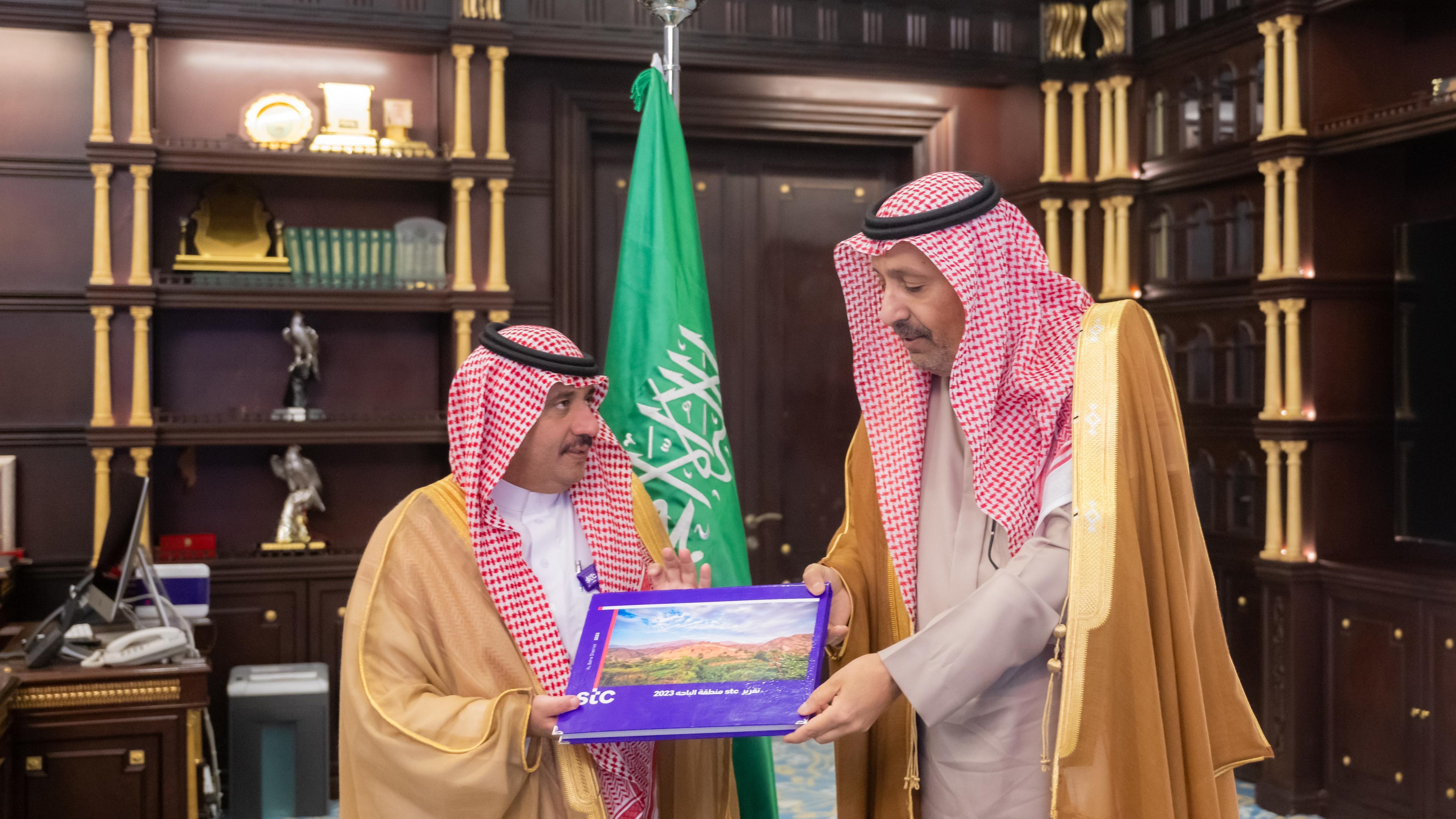 سمو أمير منطقة الباحة يستقبل مدير شركة الإتصالات السعودية بالمنطقة ويتسلّم التقرير السنوي لعام 2023م