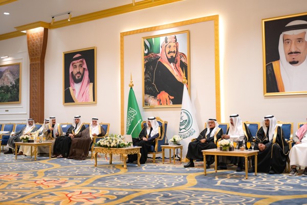 سمو أمير منطقة الباحة يلتقي الأهالي والمسؤولين بالمنطقة (2)