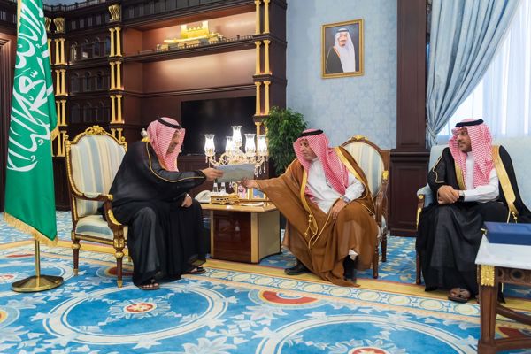 سمو أمير منطقة الباحة يستقبل رئيس وأعضاء لجنة شؤون الأسرة بالمنطقة
