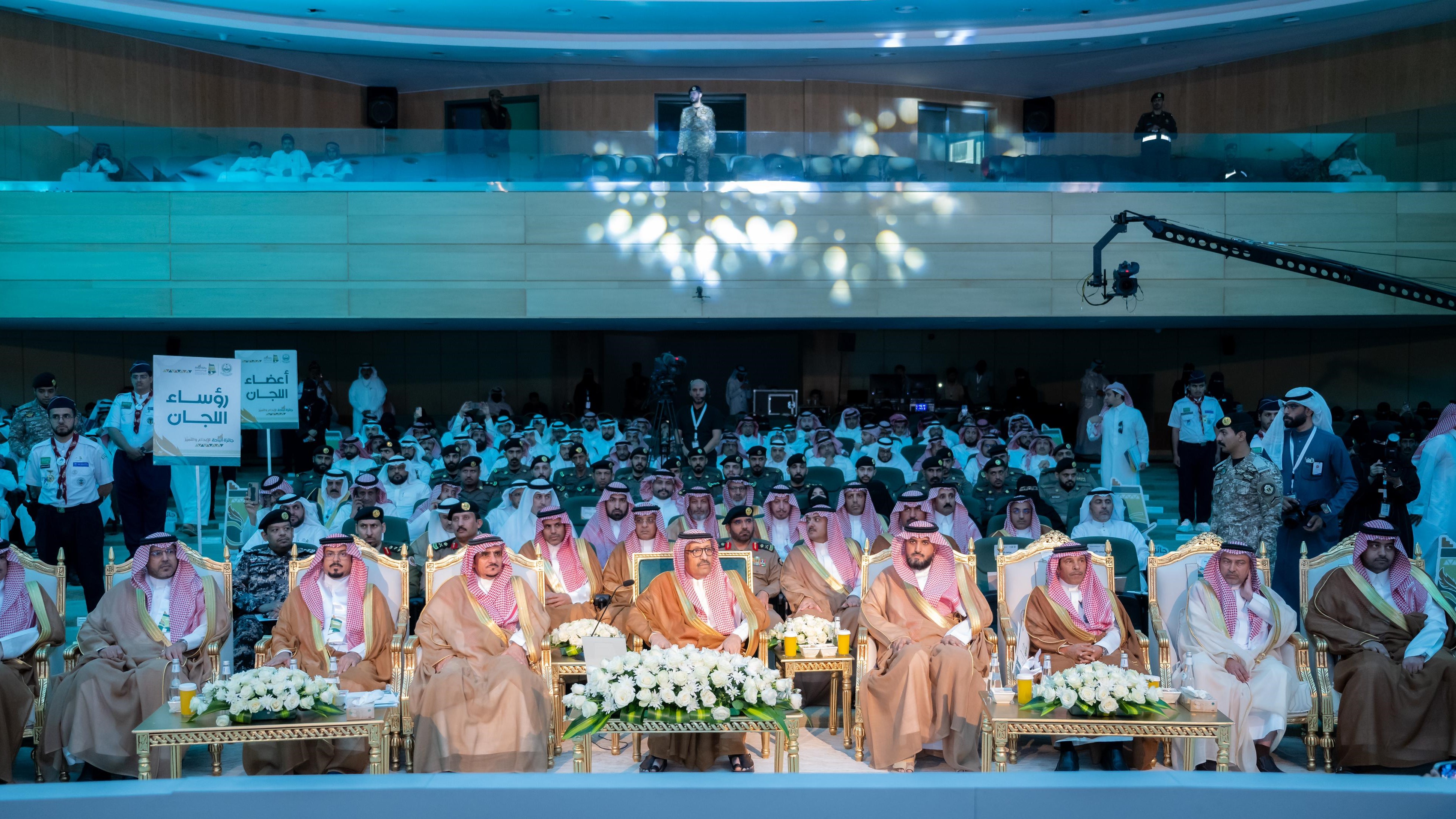سمو الأمير حسام بن سعود يكرّم 29 فائزاً وفائزة بجائزة الباحة للإبداع والتميز ويؤكد سموه : "من الحق علينا أن نُكرم الإبداع ونُقدر التميز ونحتفي بكل نجاح، في مسيرة عملٍ طموحٍ واضح الرؤية"