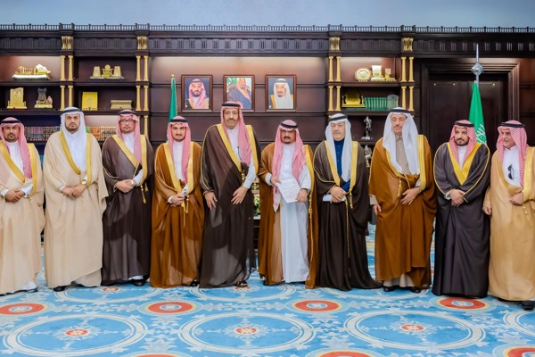 الأمير حسام بن سعود يطلع على أنشطة وأهداف الجمعية التعاونية السياحية بمنطقة الباحة