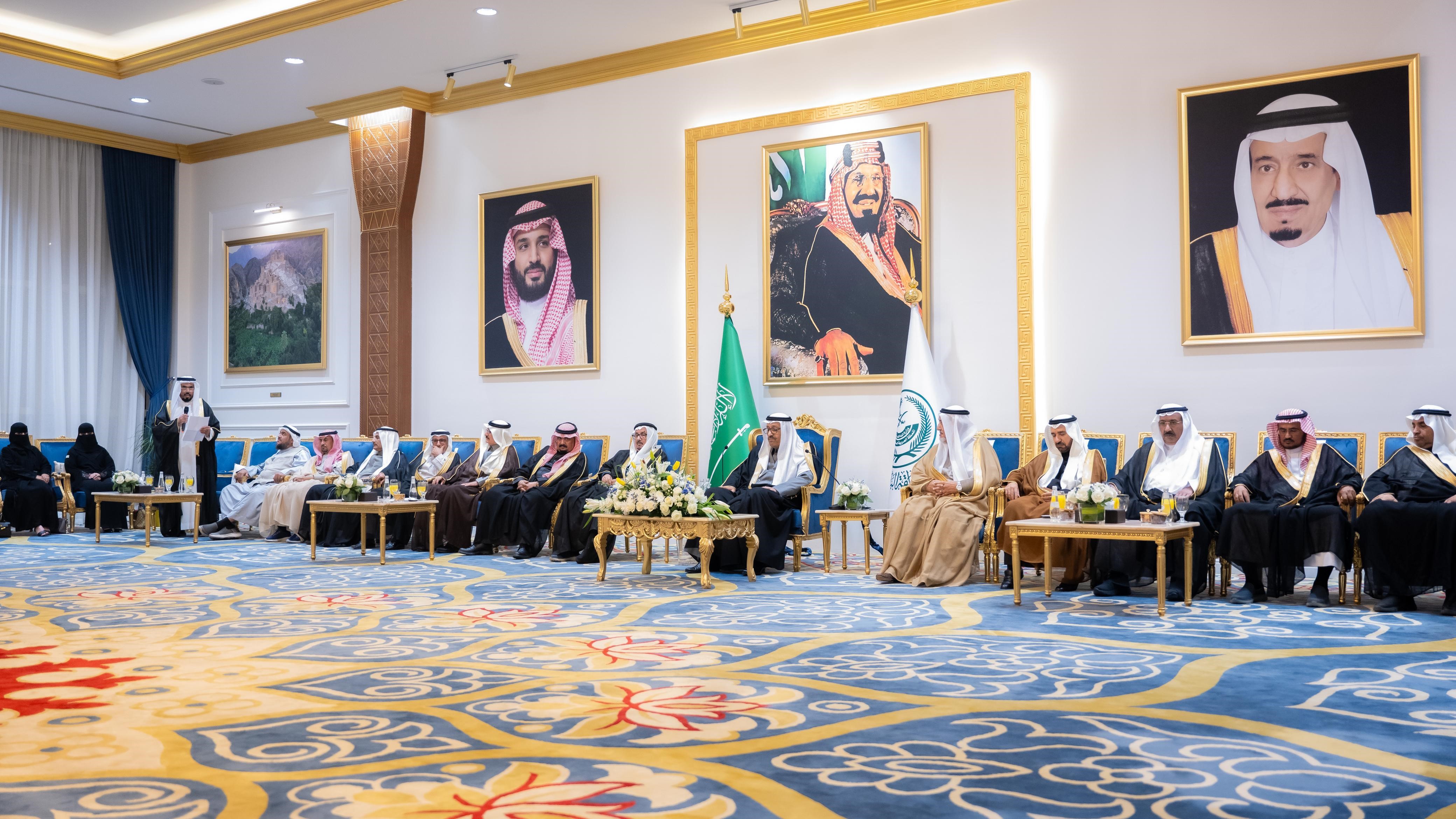 سمو الأمير حسام بن سعود يلتقي الأهالي والمسؤولين بمنطقة الباحة