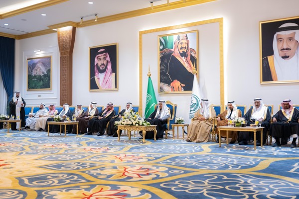 سمو الأمير حسام بن سعود يلتقي الأهالي والمسؤولين بمنطقة الباحة