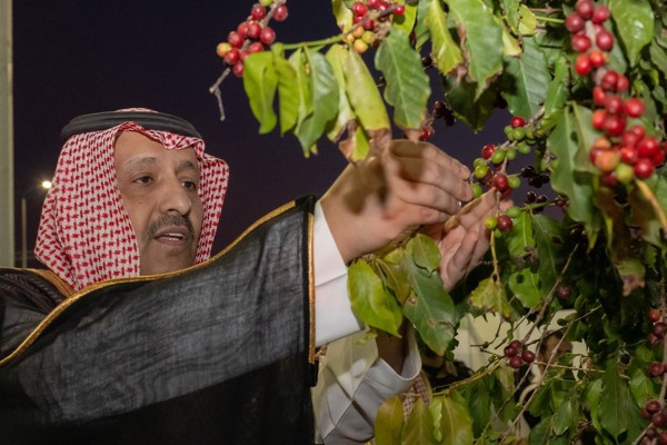 سمو أمير منطقة الباحة يدشن "مهرجان البُن الأول" ويستعرض منتجات المزارعين